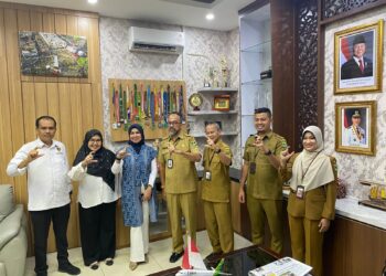 Sekwan DPRD Sumbar Maifrizon Sambut Kunjungan Tim KI Sumbar